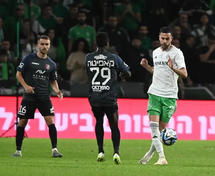 שחקן מכבי חיפה דין דוד ליד שחקני הפועל ירושלים קאפיטה, עומר אגבדיש