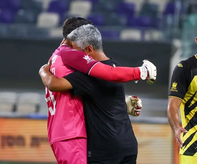 מאמן בית"ר ירושלים, ברק יצחקי, עם השוער מיגל סילבה