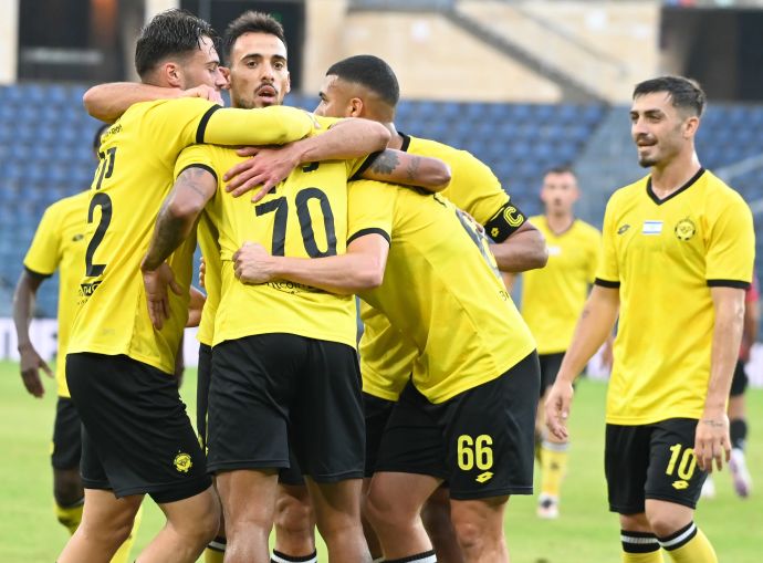 שחקני מכבי נתניה חוגגים עם איגור זלאטנוביץ'