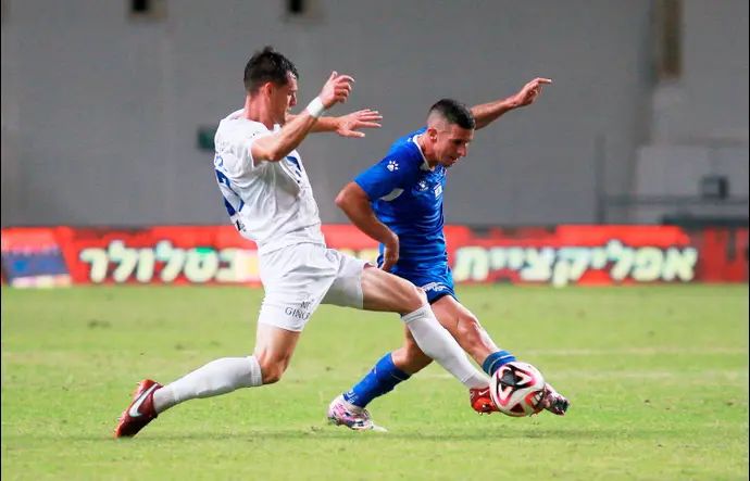 עידן ורד שחקן מכבי פתח תקוה מול אונדז'יי באצ'ו שחקן עירוני טבריה