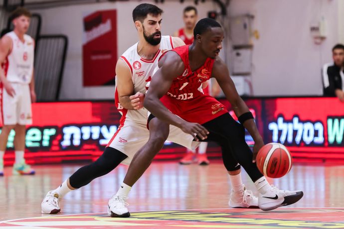 שחקן הפועל גלבוע גליל, רועי נציה, שומר על שחקן הפועל ירושלים ג'ארד הארפר