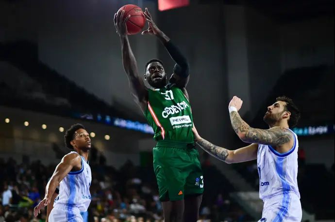 דרק אוגביידה במדי צדביטה אולימפיה לובליאנה