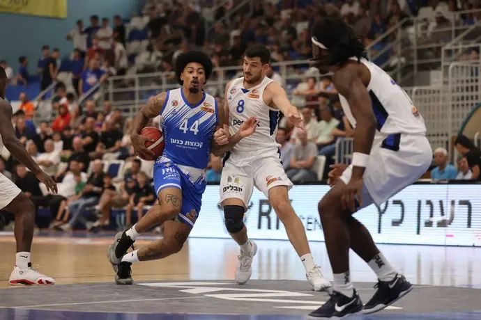 שחקן מכבי רמת גן, רוברטו גלינאט (44) מול שחקן בני הרצליה, פרדי בורדיון