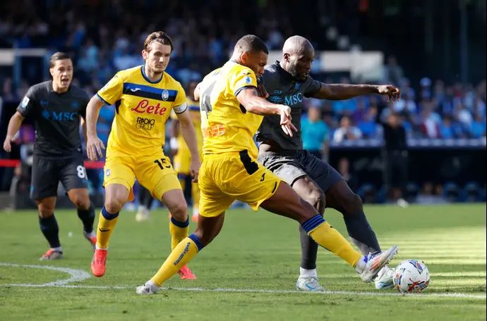 רומלו לוקאקו נאפולי במאבק מול אטאלנטה
