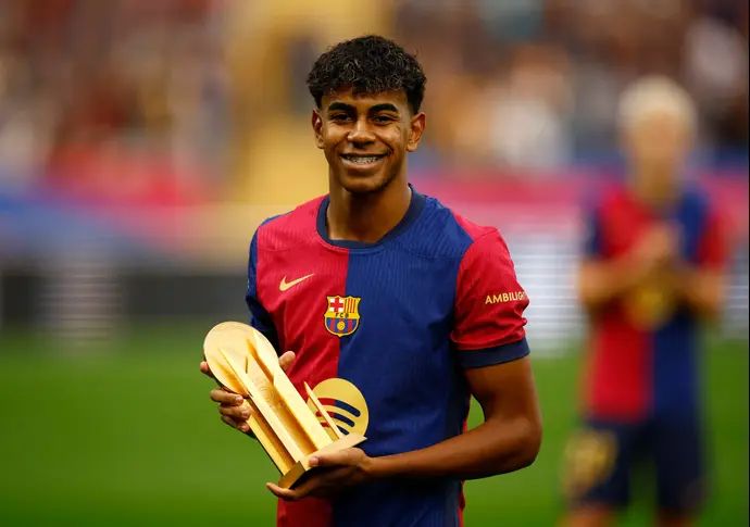 שחקן לאמין ימאל עם פרס קופה