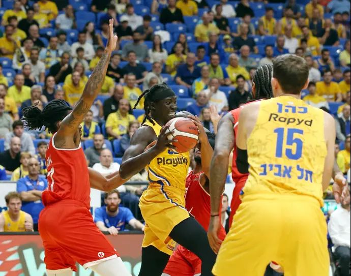 שחקן מכבי תל אביב ווניין גבריאל נגד הפועל באר שבע