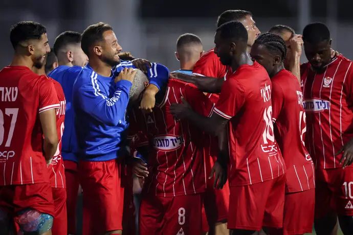 שחקני בני סכנין חוגגים עם מתנאל טדסה