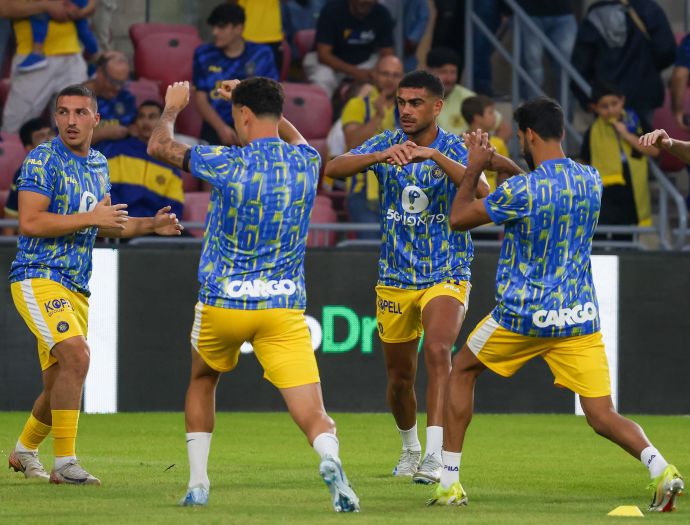 רז שלמה מתחמם עם שחקני מכבי תל אביב