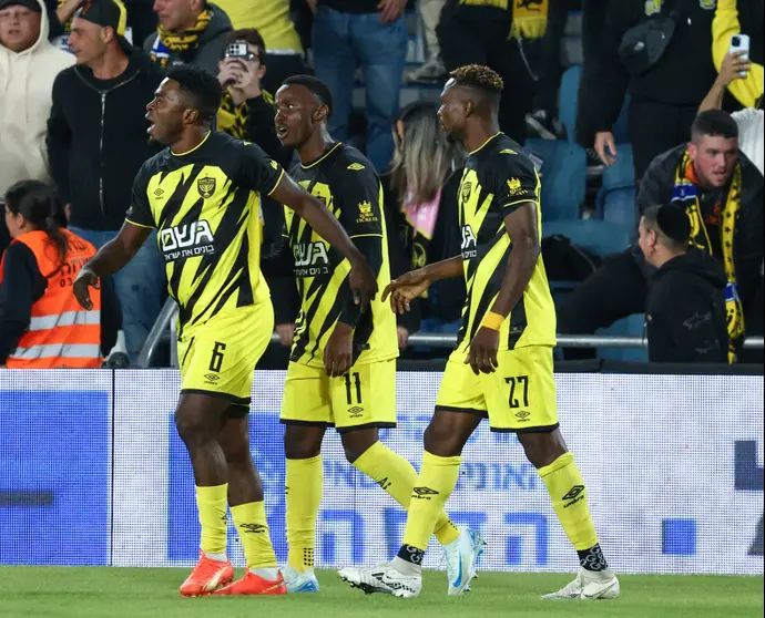 פטריק טוומאסי (מימין), טימו מוזי, איסמעילה סורו שחקני בית"ר ירושלים חוגגים