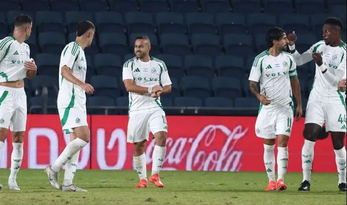 שחקני מכבי חיפה חוגגים עם דיא סבע