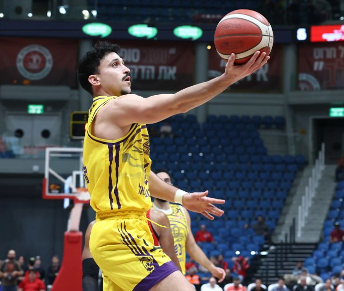 שחקן הפועל חולון ניב משגב