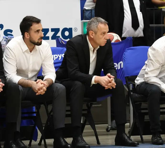 מאמן מכבי תל אביב עודד קטש לצד עוזרו נועם לוי