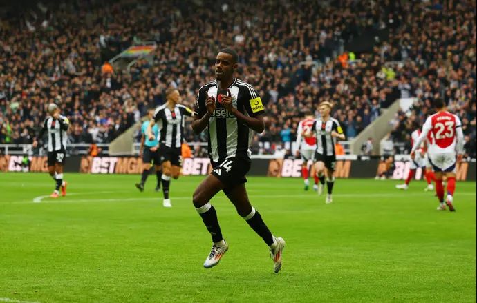 אלכסנדר איסק שחקן ניוקאסל חוגג שער