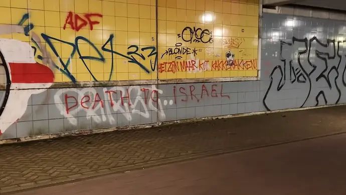 כתובות נאצה נגד ישראל לפני המשחק של מכבי תל אביב מול אייאקס אמסטרדם