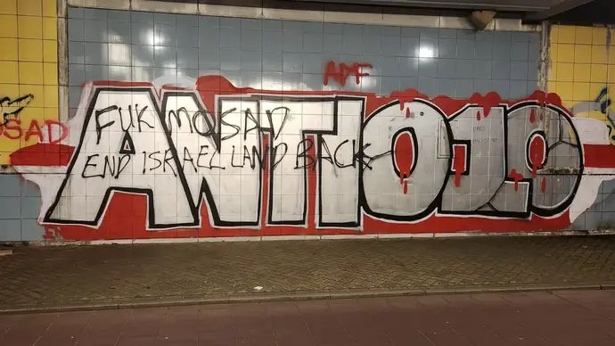 כתובות נאצה נגד ישראל לפני המשחק של מכבי תל אביב מול אייאקס אמסטרדם