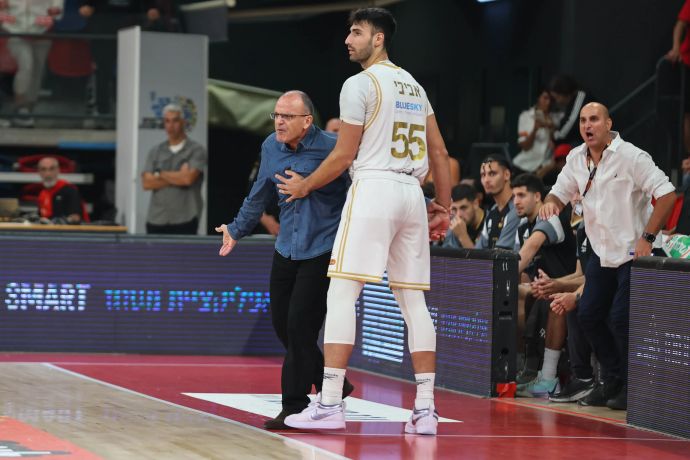 שחקן הפועל עפולה נועם אביבי עם מאמנו אריאל בית הלחמי
