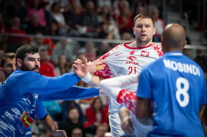 שניר נציה שחקן נבחרת ישראל בכדוריד (משמאל) מול פולין