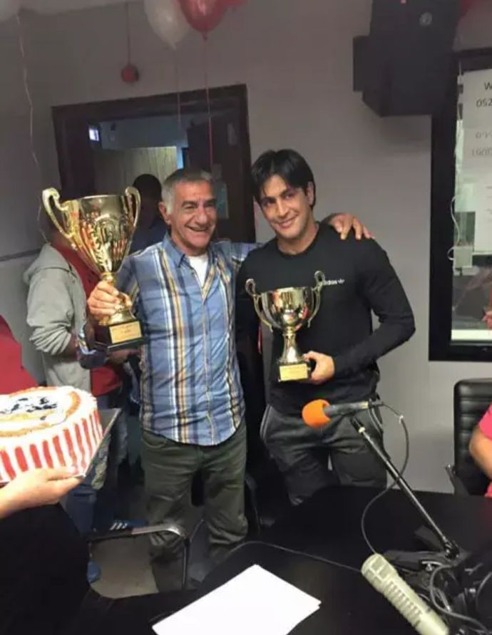 אליניב ברדה שחקן הפועל באר שבע עם אברהם נומה