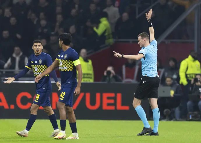 השופט הפולני אונדז'יי ברקה פוסל שער של מכבי תל אביב מול דור פרץ, אלעד מדמון