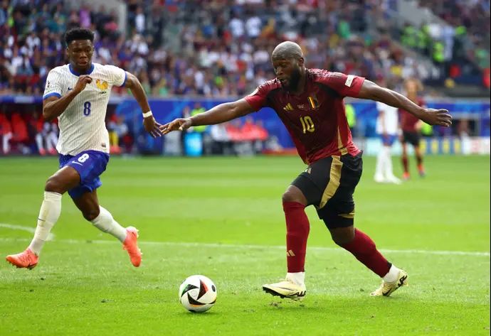 שחקן נבחרת בלגיה רומלו לוקאקו, מול שחקן נבחרת צרפת, אורליאן טשואמני