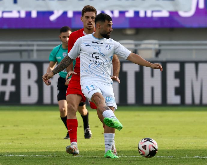 מתן בית יעקב שחקן מכבי יפו לפני ארי כהן שחקן הפועל תל אביב