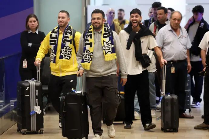 נחיתת אוהדי מכבי תל אביב אחרי הפוגרום באמסטרדם