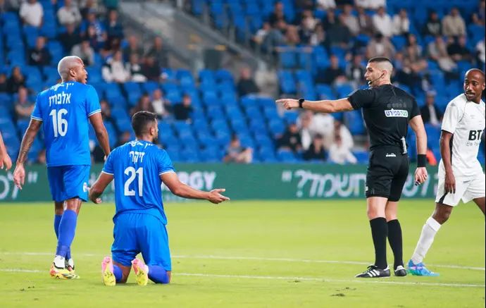 מג'ד רושרוש שופט כדורגל לצד רועי זיקרי עירוני קרית שמונה