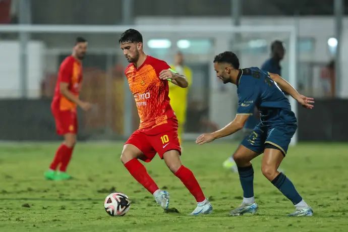 מוחמד כנעאן שחקן מ.ס. אשדוד לפני סער פדידה שחקן מכבי בני ריינה