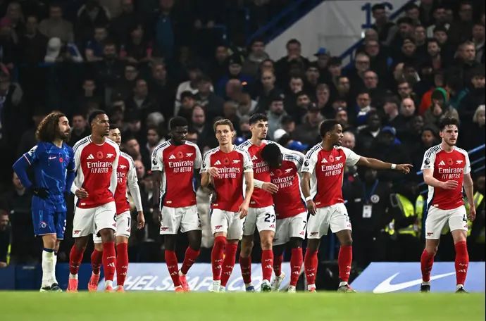 שחקני ארסנל חוגגים שער שנפסל