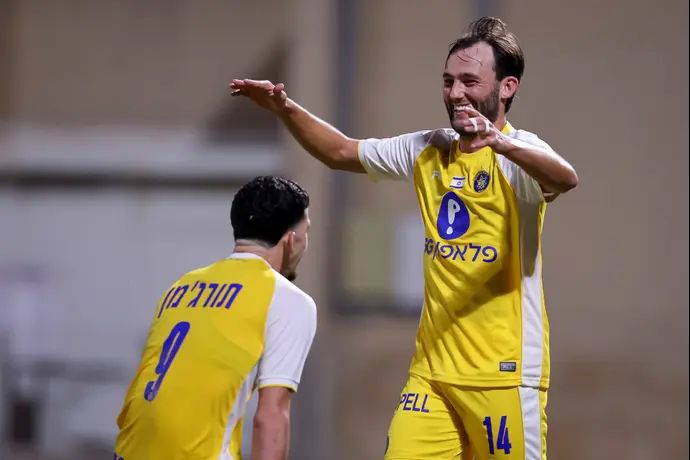 יוריס ואן אובריים חוגג עם דור תורג'מן מכבי תל אביב