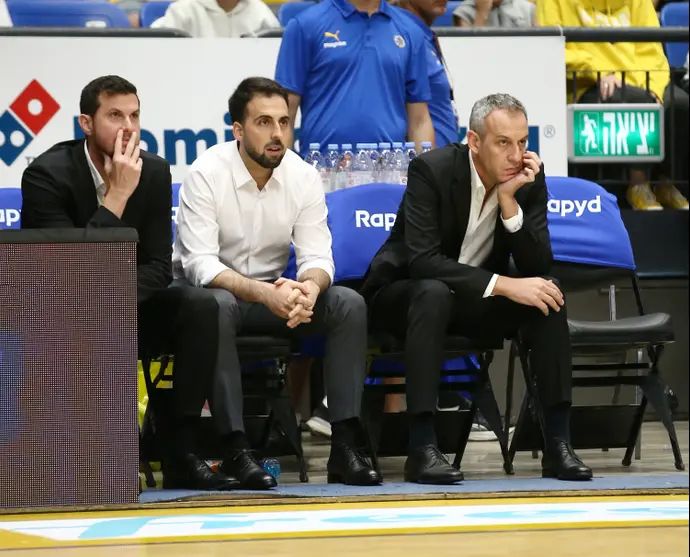 מאמן מכבי תל אביב עודד קטש ליד עוזריו: נועם לוי, גיא פניני