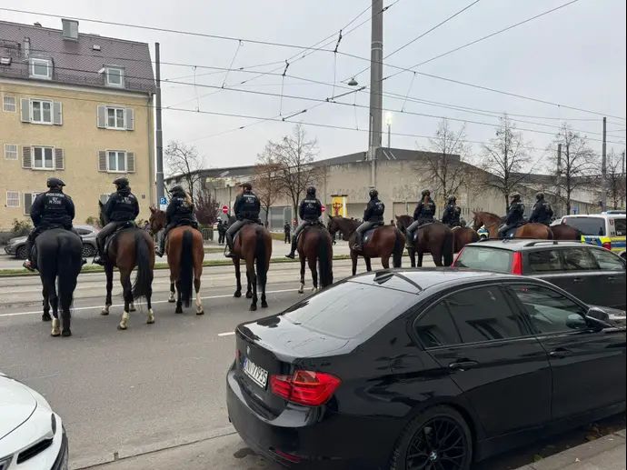 הגיעו רק כדי לוודא שלא יהיו תקריות, ולא היו. פרשים גרמנים