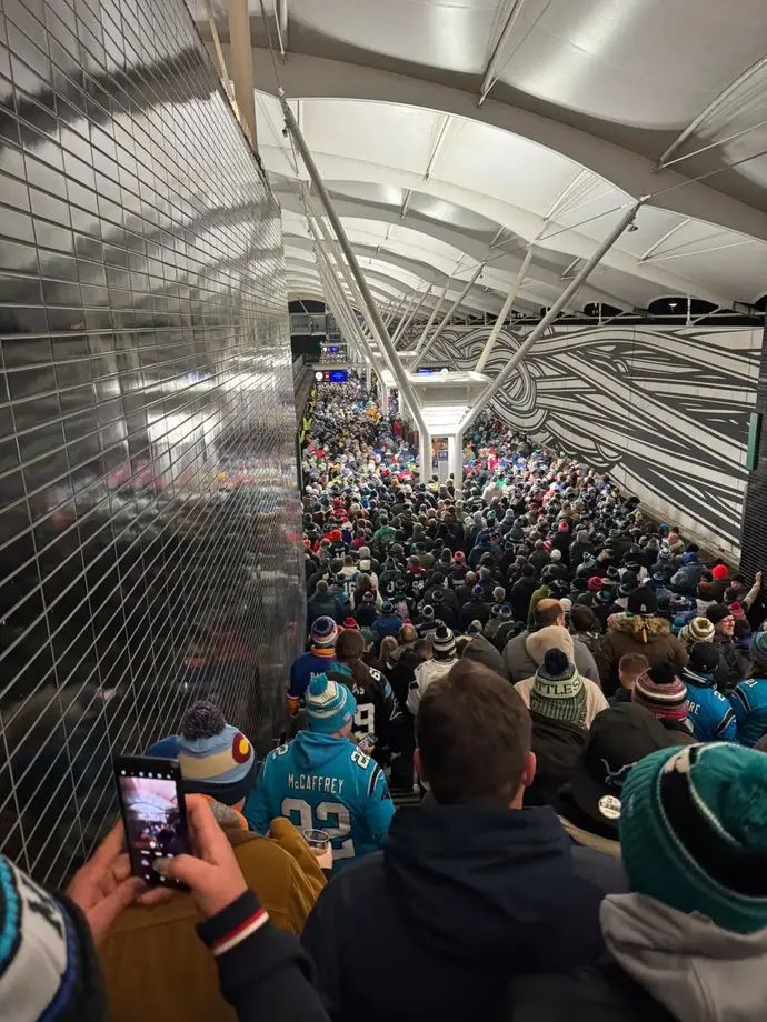 התור לרכבת לאחר המשחק באליאנץ ארנה. יותר משעתיים בקור