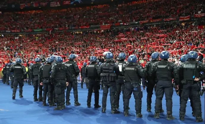 כוחות אבטחה בגמר ליגת האלופות 2022 בסטאד דה פראנס