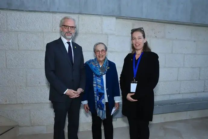השגריר ניקולאוס לוטרוטי, יו"ר נשיאות ארגון יוצאי מרכז אירופה דבורה הברפלד ומנכ"לית ארגון יוצאי מרכז אירופה ליאורה שוהם-פיטרס