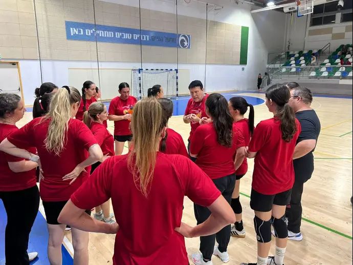 פיני דרוקר מדריך את בנות קריית אונו