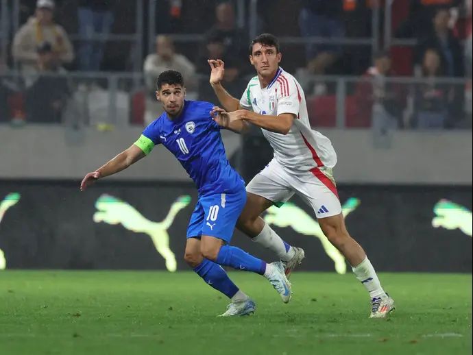 מנור סולומון נבחרת ישראל לצד אנדראה קמביאזו נבחרת איטליה