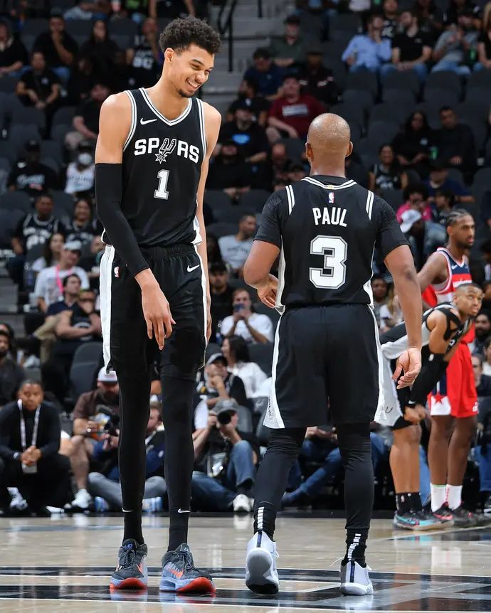 שחקני סן אנטוניו ספרס ויקטור וומבניאמה, כריס פול