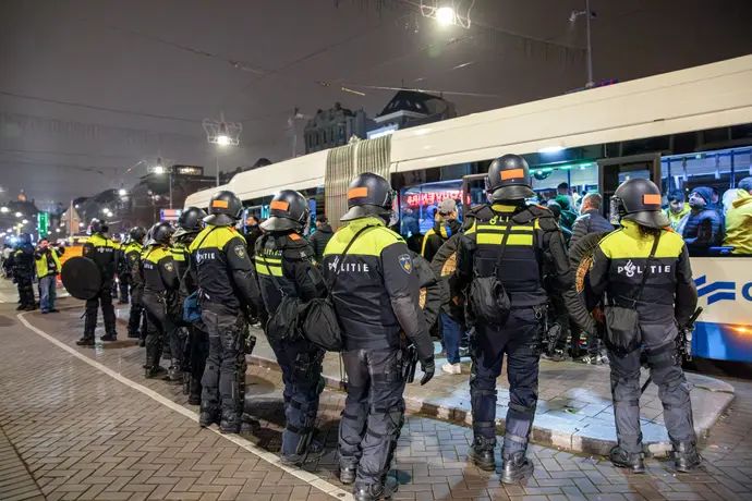 שוטרים הולנדים ליד אוהדי מכבי תל אביב בעיר אמסטרדם לפני המשחק והאירועים