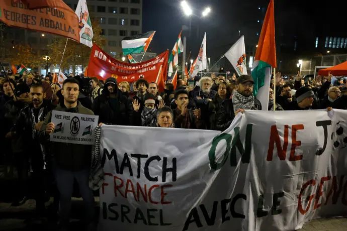 הפגנה אנטי-ישראלית לקראת המשחק בין נבחרת צרפת לנבחרת ישראל