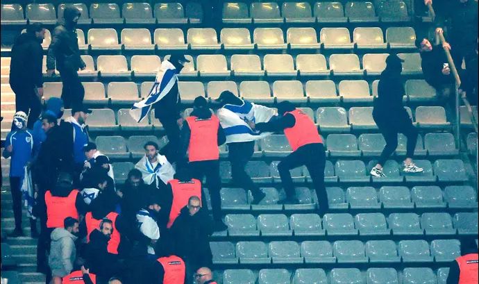 מאבטחים מוציאים אוהד של נבחרת ישראל מיציעי סטאד דה פראנס