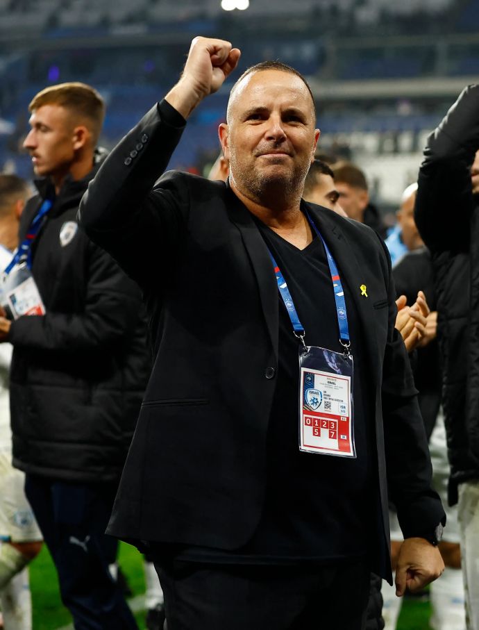 רן בן שמעון מאמן נבחרת ישראל חוגג