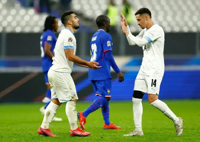 דולב חזיזה עם מוחמד אבו פאני שחקני נבחרת ישראל