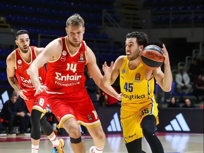 תמיר בלאט מכבי תל אביב לצד סשה וזנקוב אולימפיאקוס