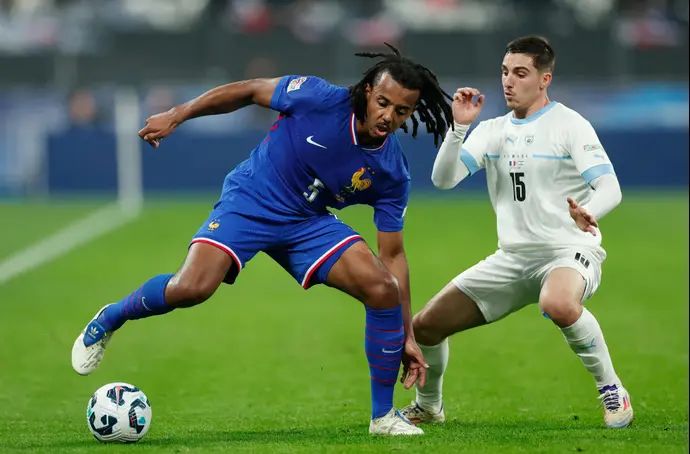 אוסקר גלוך שחקן נבחרת ישראל מול ז'ול קונדה שחקן נבחרת צרפת