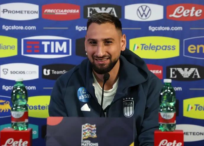 ג'אנלואיג'י דונארומה קפטן נבחרת איטליה במסיבת עיתונאים