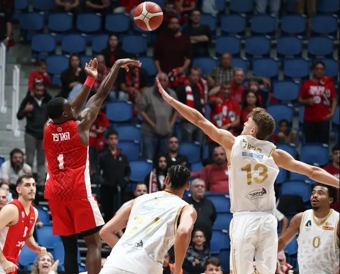 ג'ארד הארפר קולע שלשה לזכות הפועל ירושלים מול הפועל עפולה