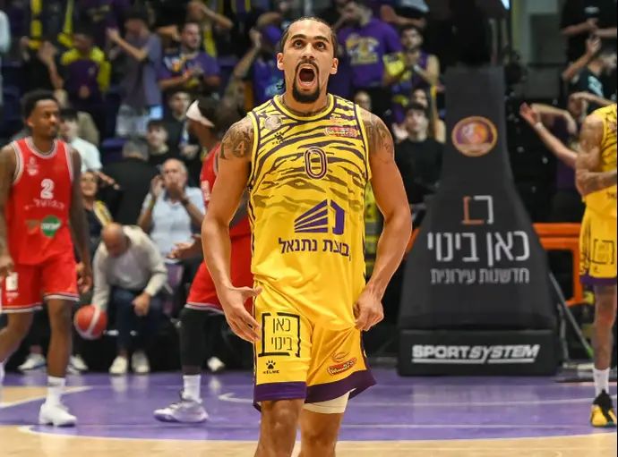 שחקן הפועל חולון אלייז'ה מיטרו לונג