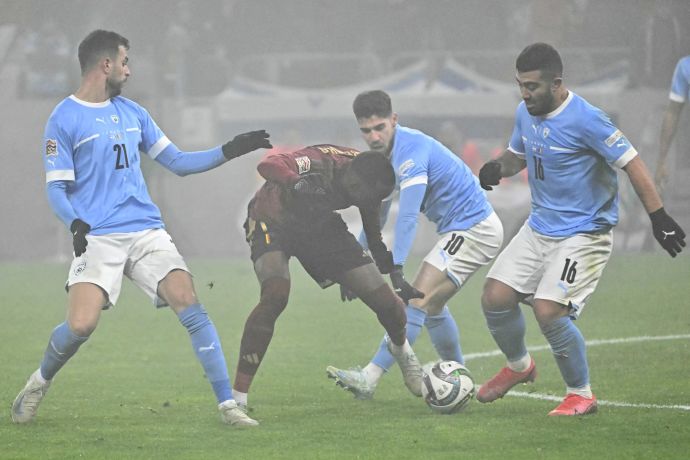 מוחמד אבו פאני, מנור סולומון, דין דוד שחקני נבחרת ישראל מקיפים את דודי לוקבאקיו שחקן נבחרת בלגיה