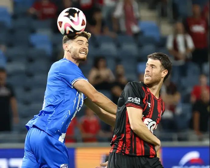 גיא מלמד שחקן הפועל חיפה לפני אופיר בנבנישתי שחקן עירוני קרית שמונה